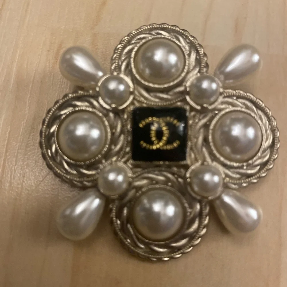 Vintage CHANEL 2018 Autumn Faux Pearl & Resin CC Logo Brooch Pin - Picture 3 of 13